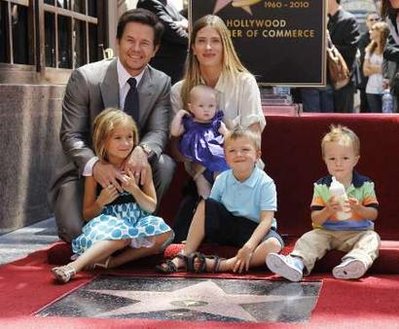 Mark Wahlberg y su familia durante la ceremonia